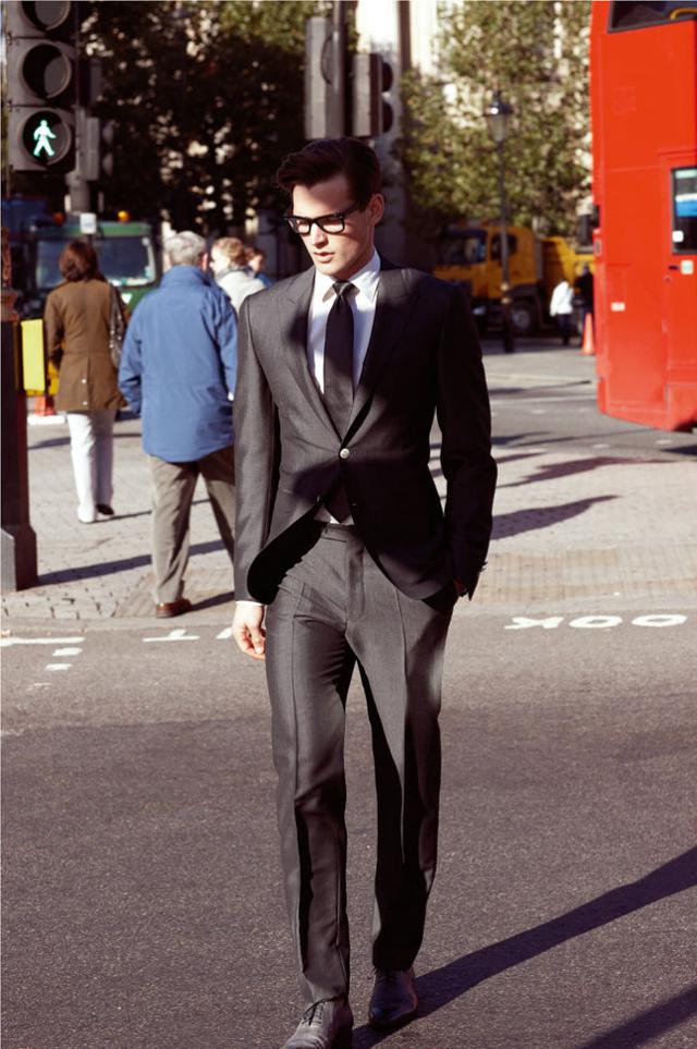 Ten men suit helps you easily respond to various occasions