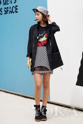 Plaid hollow skirt in black and white with a black coat of alternative